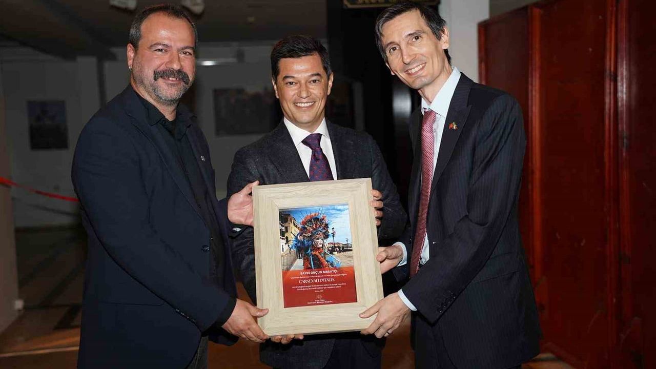Marmaris'te sanat ve farkındalık: Kırmızı Bank uygulaması ve Carnevali D’Italia sergisi