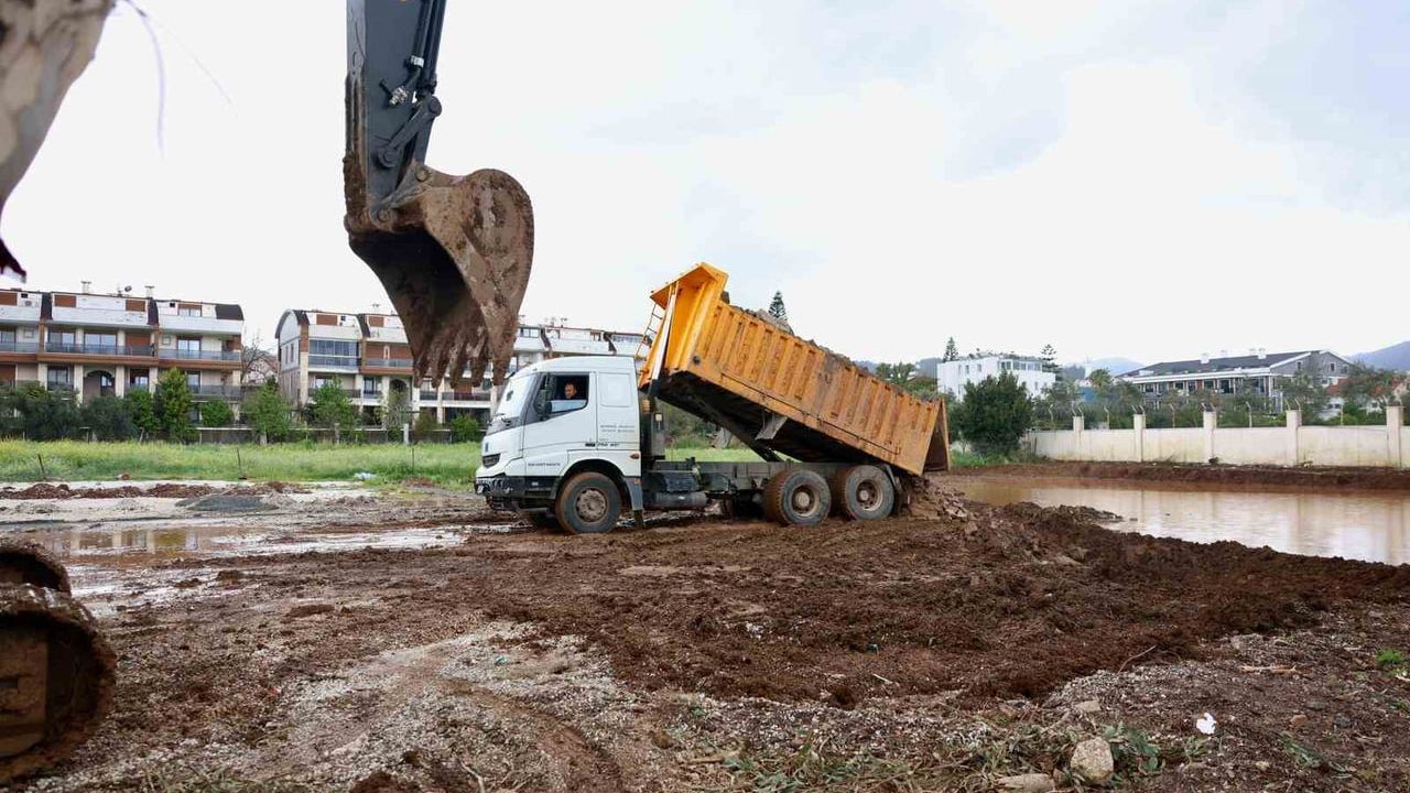 Marmaris'te Siteler Mahallesi'ne yeni sosyal yaşam alanları: spor sahası, açık hava etkinlik alanı ve emekli lokali