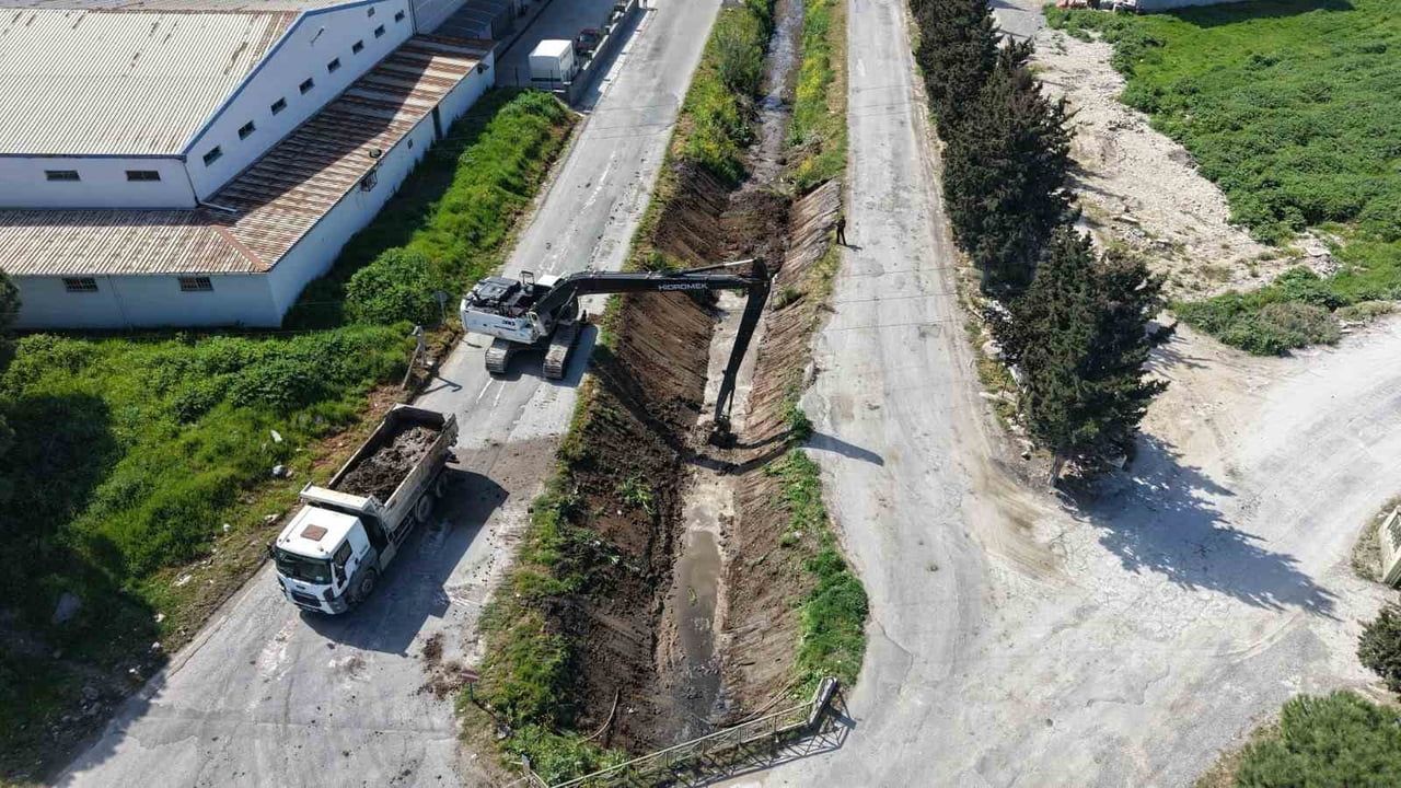 MASKİ Akhisar'da 5 kilometrelik dere hattını rüsubattan arındırıyor