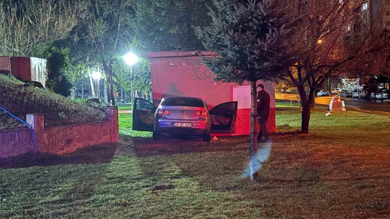 Melikgazi'de yağışlı havada kontrolden çıkan otomobil parktaki depo duvarına çarptı