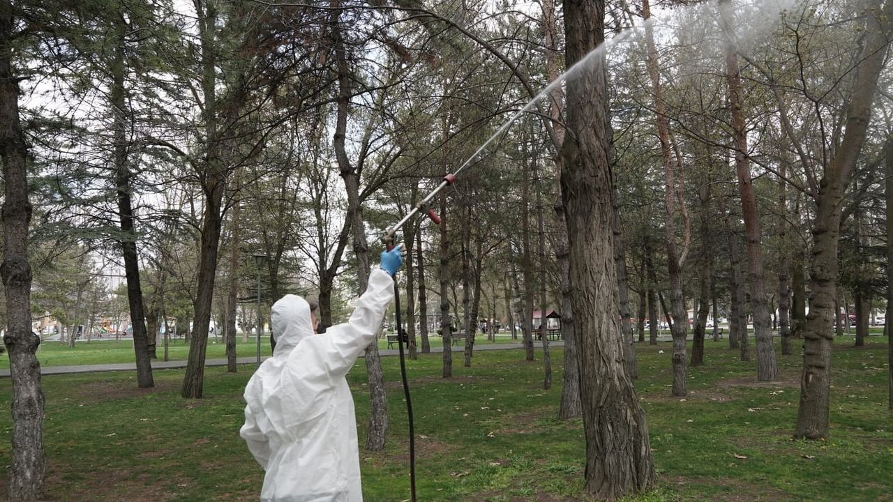 Melikgazi'de yaz öncesi park ve su kanallarında haşere ilaçlaması