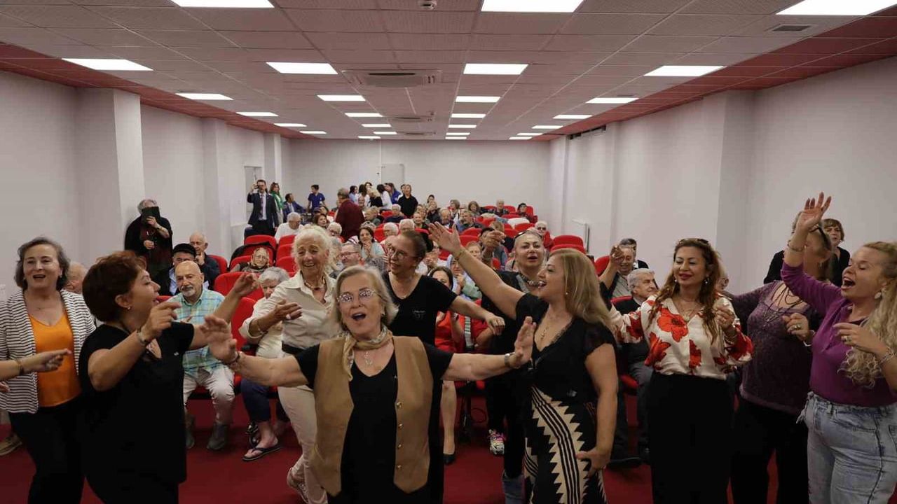 Menteşe Belediyesi, Hasan Özcan Yaşam Evi sakinlerini müzik ve dansla buluşturdu