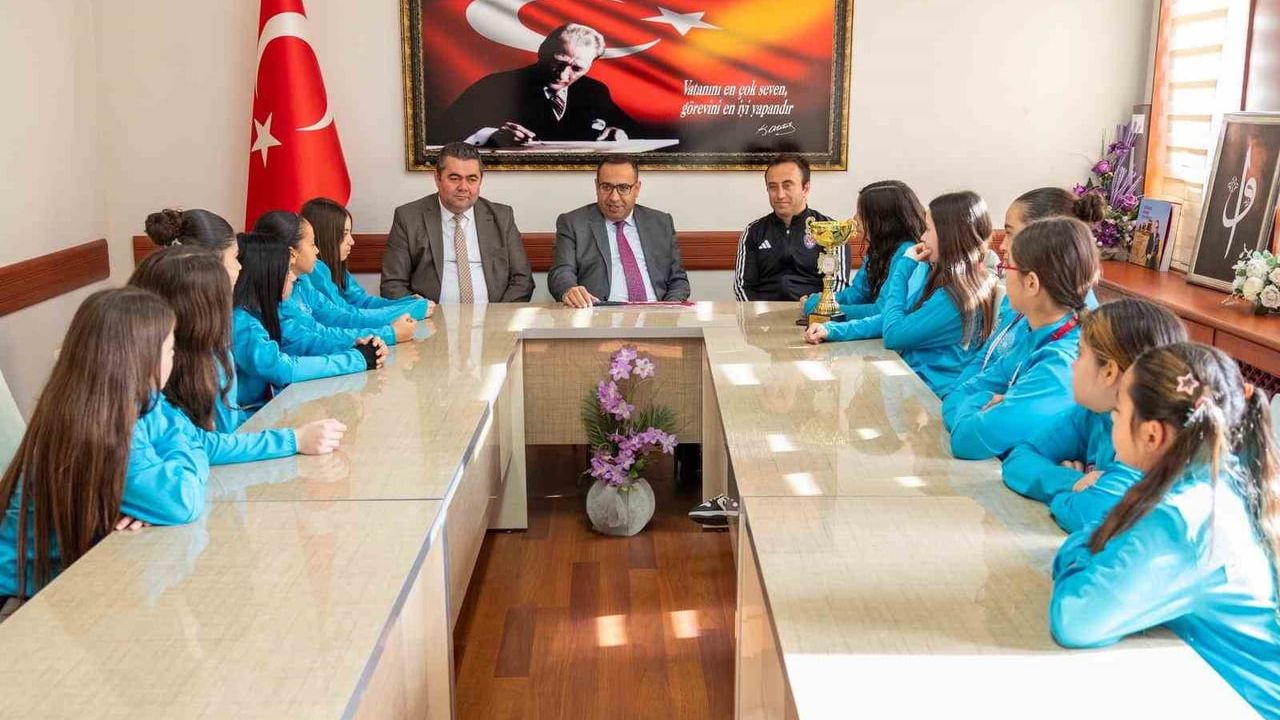 Menteşe Cumhuriyet Ortaokulu Hokey Takımı, Muğla'yı Türkiye Yarı Finalleri'nde temsil edecek