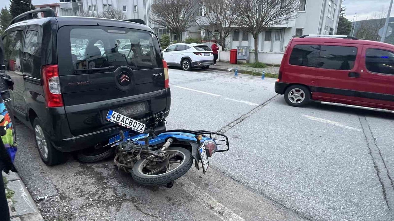 Menteşe’de motosiklet, ani manevra sonrası park halindeki araca çarptı; sürücü yaralandı