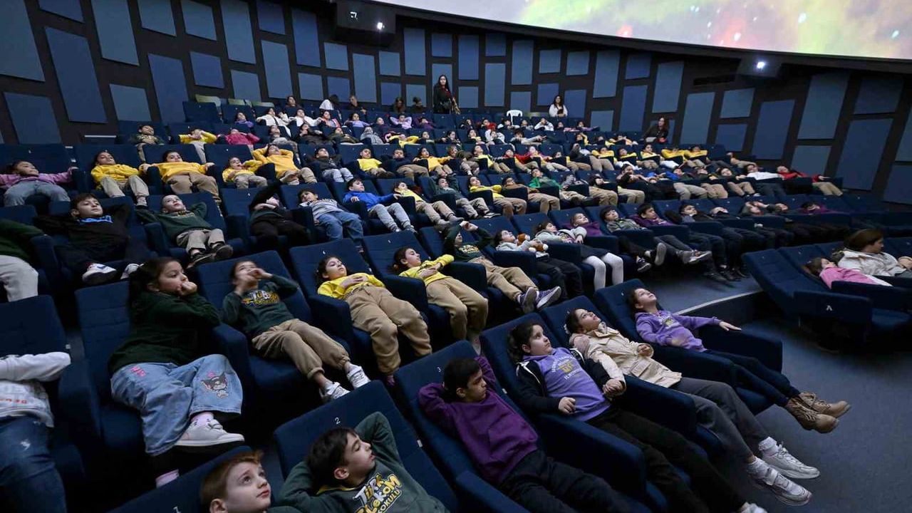 Mercan Bilim Merkezi planetaryumu Mersin'de çocukları ve yetişkinleri evrenle buluşturuyor