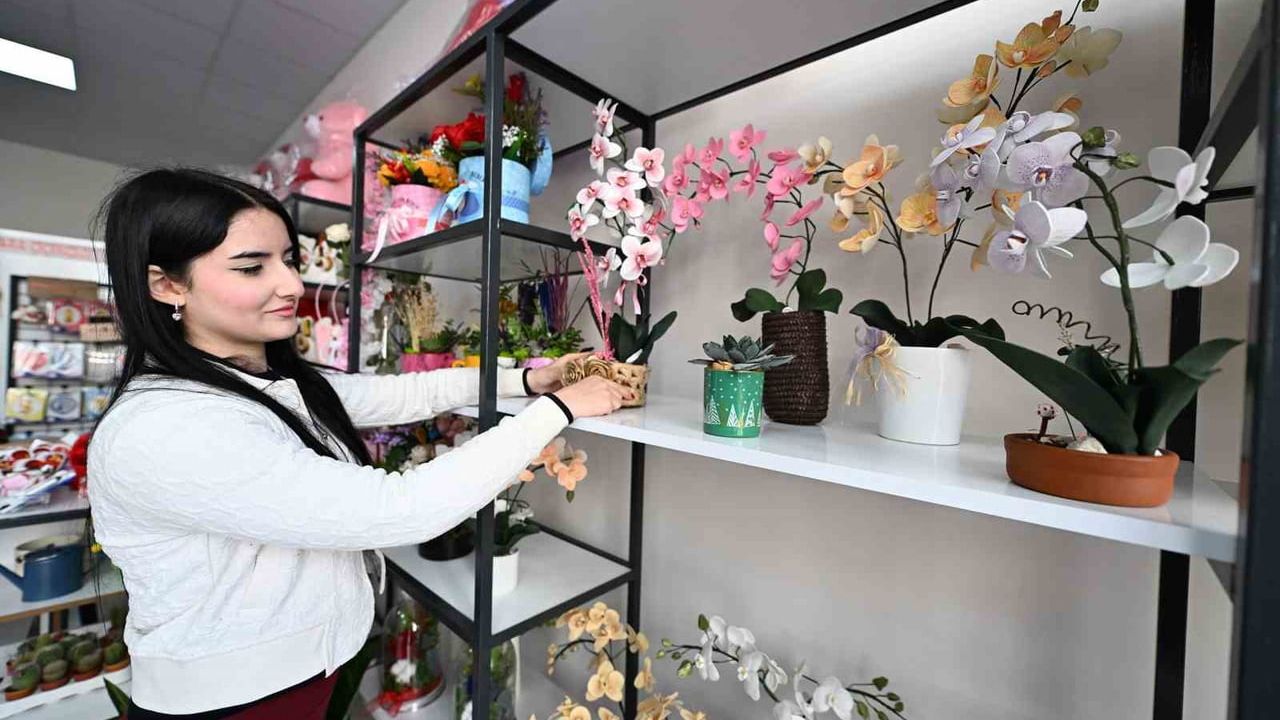 MERCEK eğitimiyle girişimci oldu: 19 yaşındaki Gökçe Tamara Güngör kendi yapay çiçek dükkanını açtı