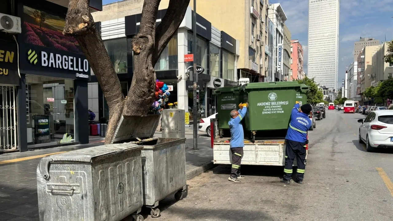 Mersin Akdeniz'de çöp konteynerleri yenileniyor: Ana arterlere öncelik
