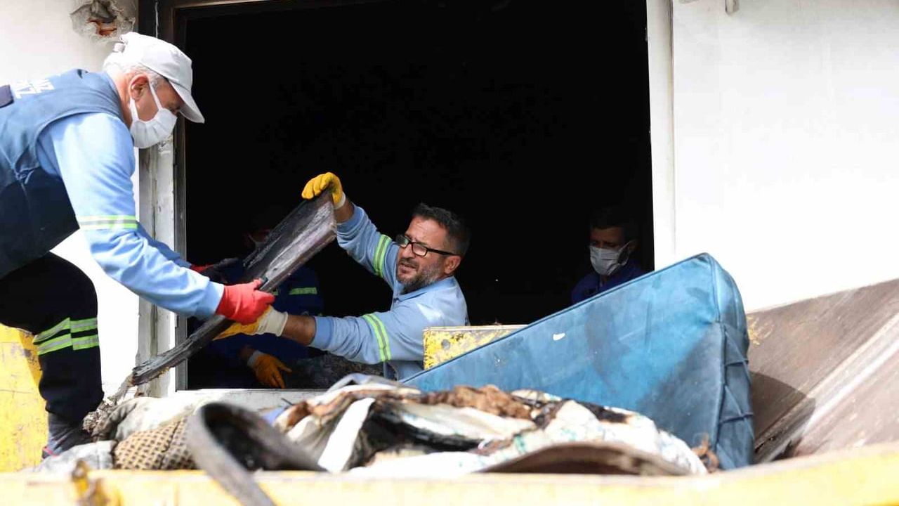Mersin Akdeniz'de yangın sonrası belediye ekipleri evi temizledi, bulunan eşyalar sahibine teslim edildi