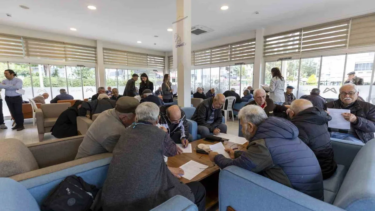 Mersin Büyükşehir Belediyesi, Emekli Evi üyelerine akran zorbalığı eğitimi düzenledi