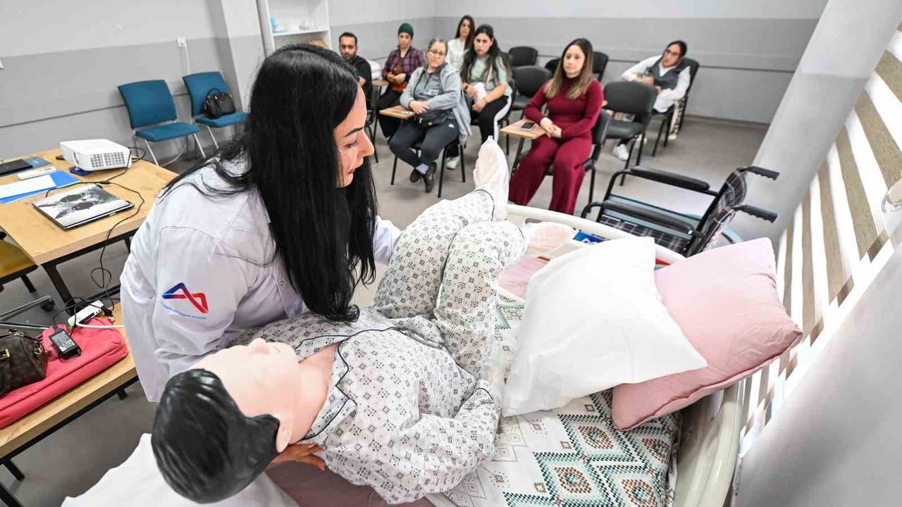 Mersin Büyükşehir Belediyesi’nin Ücretsiz Hasta ve Yaşlı Bakım Kursları İstihdama Katkı Sağlıyor