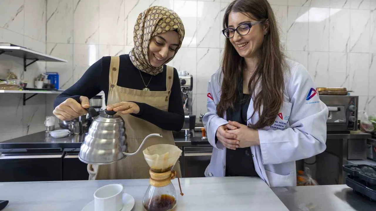 Mersin Büyükşehir’den ücretsiz 'Kahve Yapımı ve Sunumu' kursu yoğun ilgi görüyor