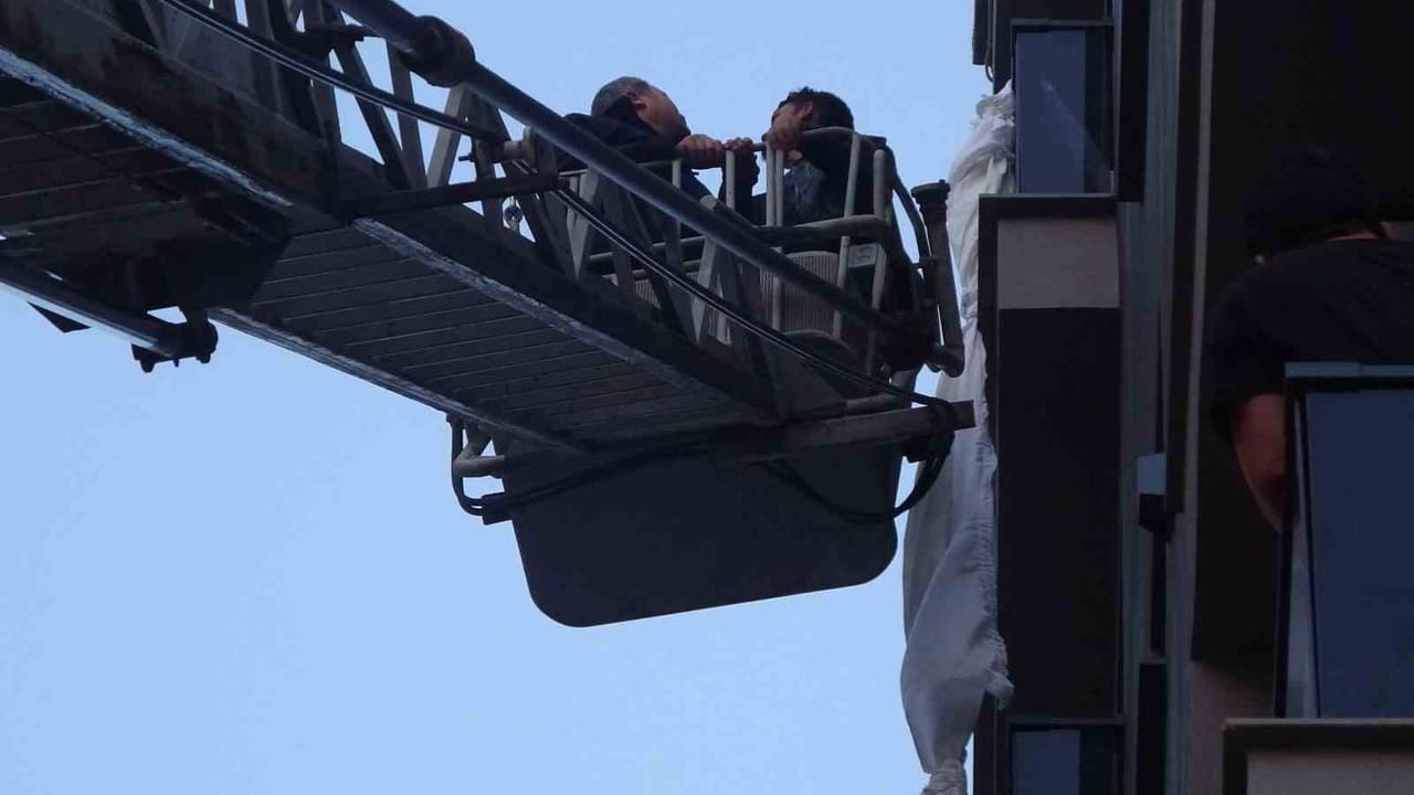 Mersin'de 6. kattan perdeyle sarkıp 3. kat balkonuna düşen kişi itfaiye tarafından indirildi