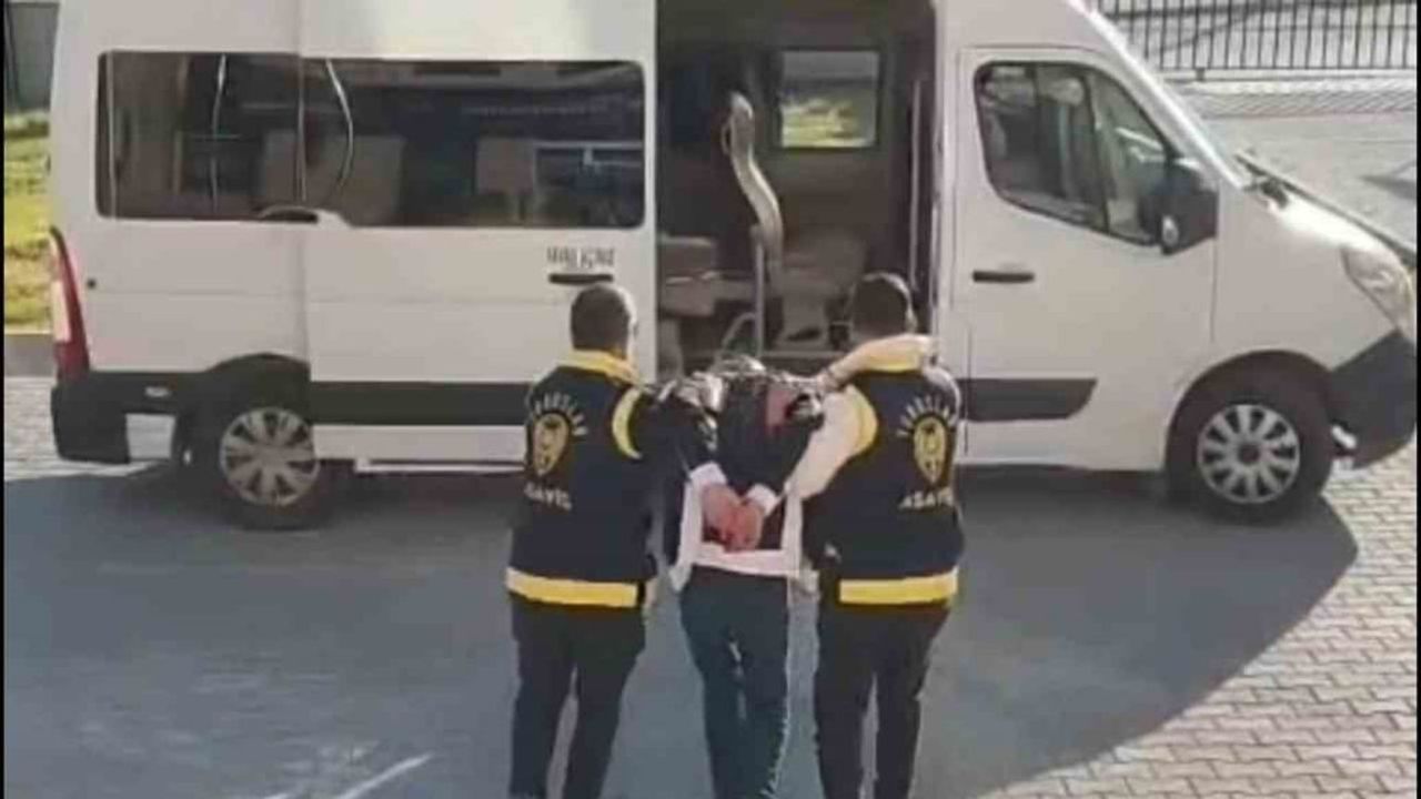 Mersin'de banka şubesinde satırlı gasp girişimi: Maskeli şüpheli kısa sürede yakalandı