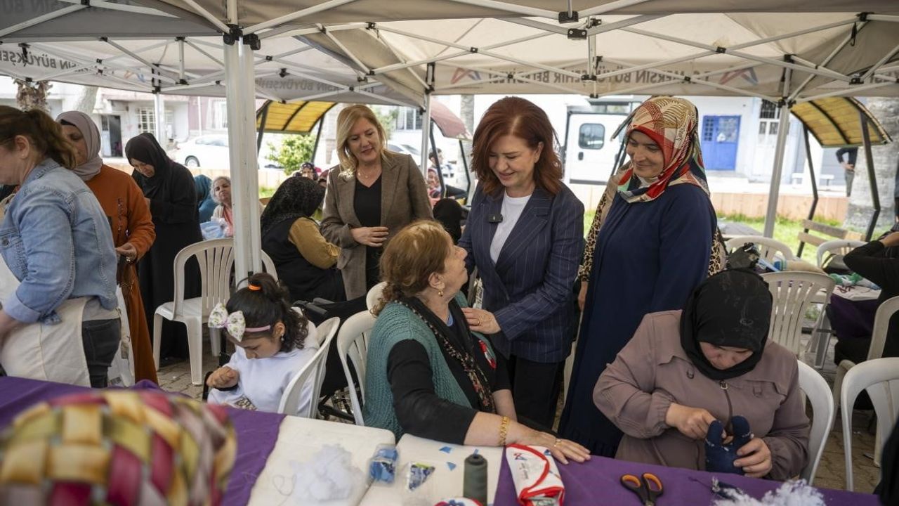 Mersin'de 'Evimiz Atölye' kapsamında Müfide İlhan Mahallesi'nde çoraptan oyuncak atölyesi