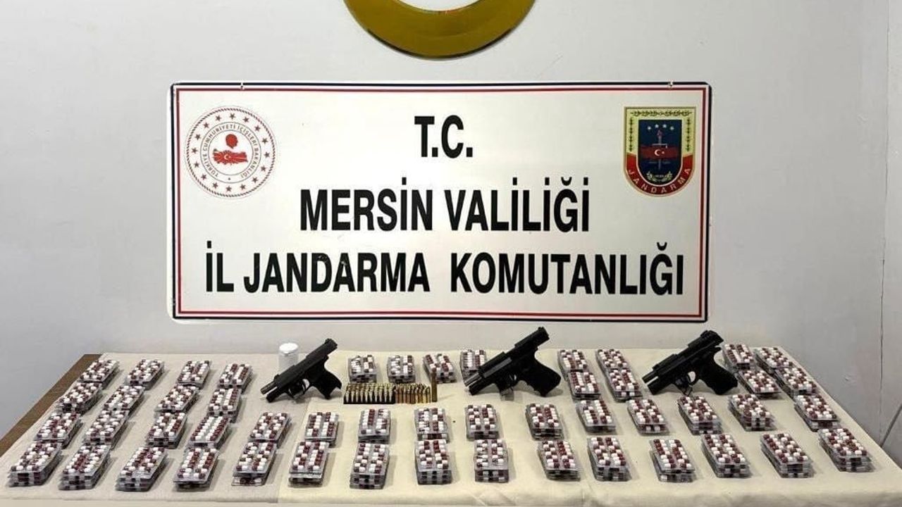Mersin'de jandarma operasyonu: 4 bin 156 sentetik hap, 3 tabanca ele geçirildi, 2 kişi tutuklandı