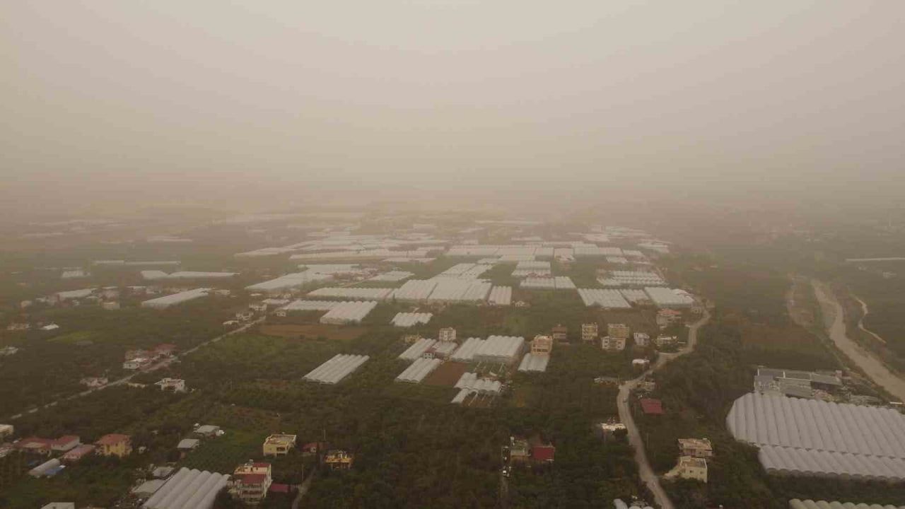 Mersin'de toz taşınımı: Erdemli'de görüş 100 metreye kadar düştü, gökyüzü kızıl tonlara büründü
