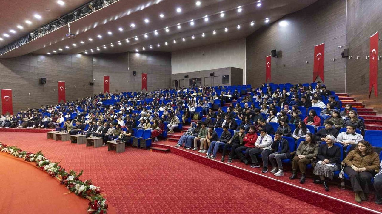 Mersin'de YKS adaylarına meslek tanıtım semineri