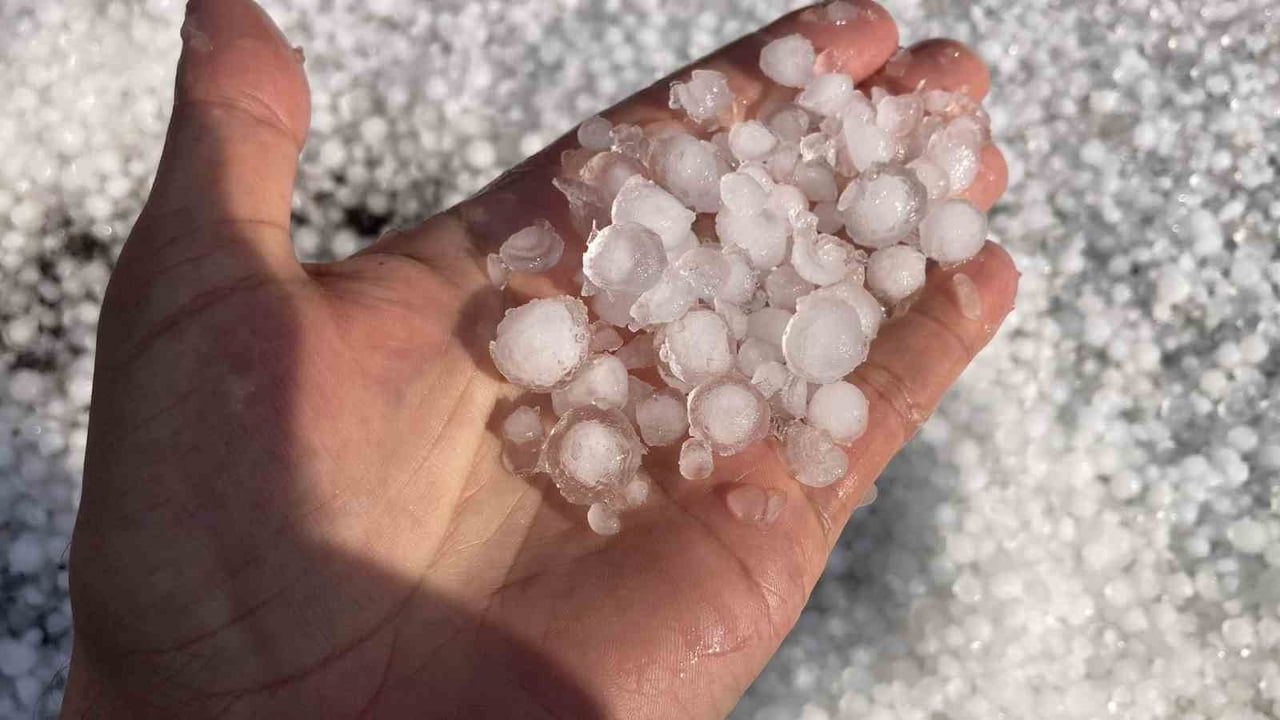 Mersin Erdemli'de Misket Büyüklüğünde Dolu: Bahçeler ve Ormanlar Beyaza Büründü