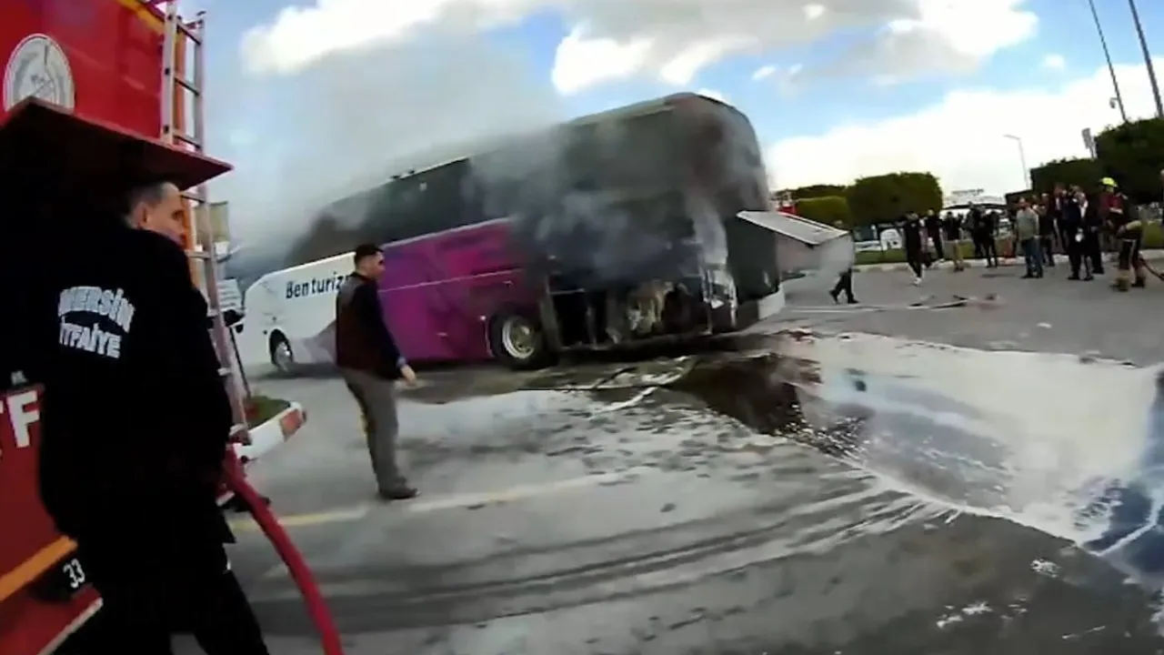 Mersin Otogarı'nda Otobüs Yangını, İtfaiyenin Hızlı Müdahalesiyle Söndürüldü