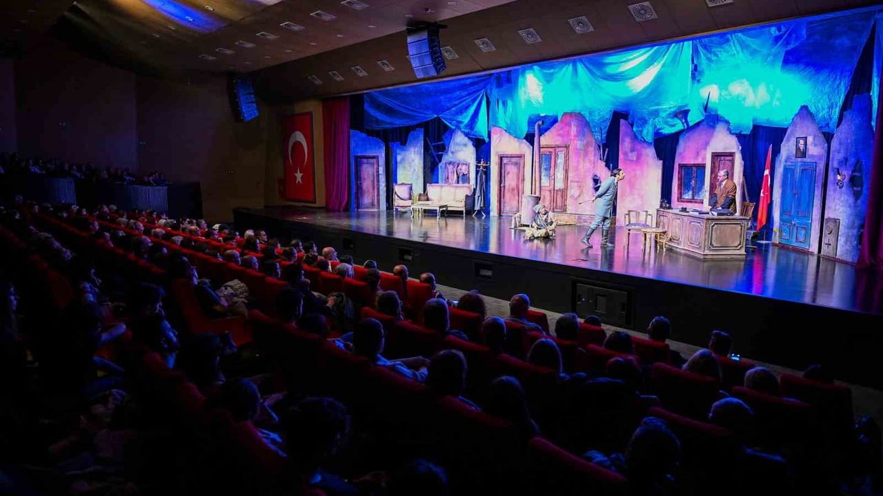 Mersin Şehir Tiyatrosu, '5 Gün 5 Oyun' seçkisiyle sanat dünyasından tam not