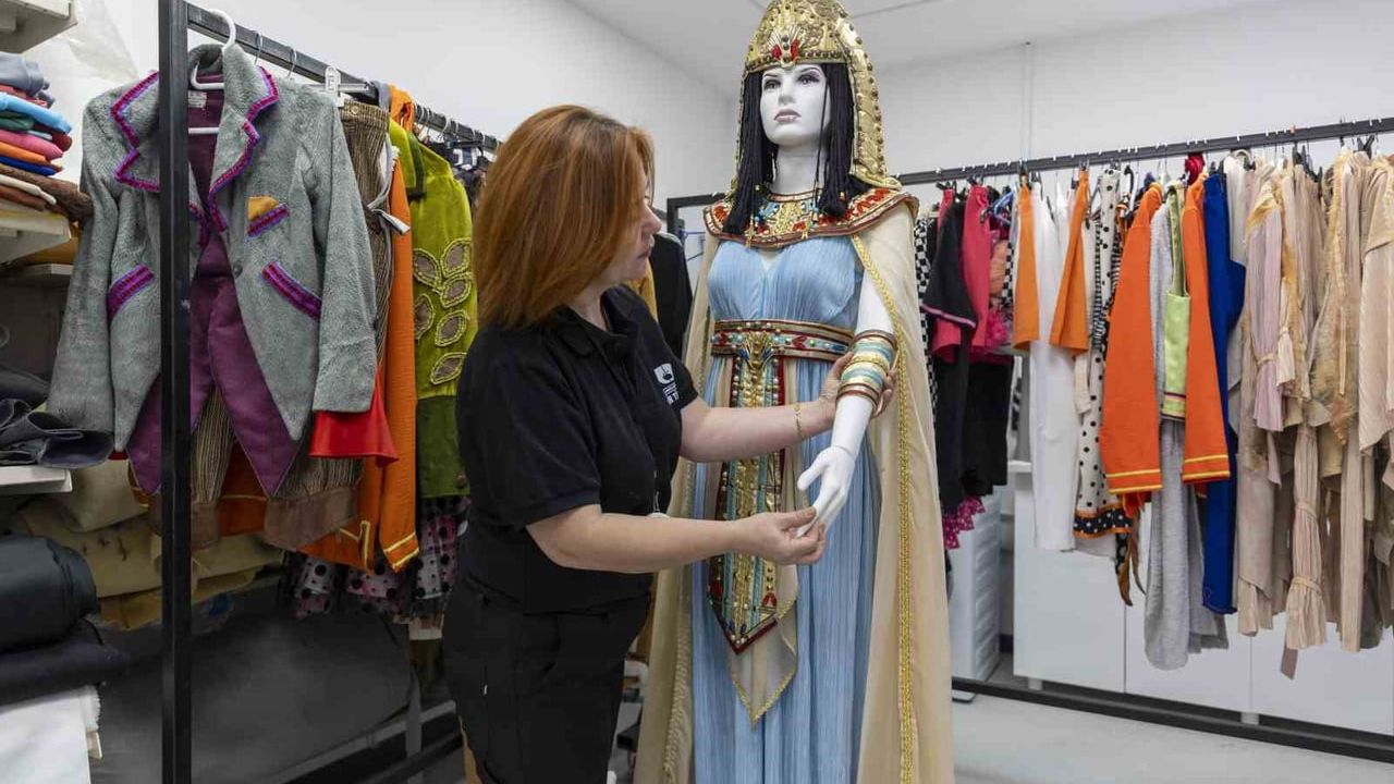 Mersin Şehir Tiyatrosu'nda kostümler atölyede hazırlanıyor: 2 terziyle 14 oyuna yüzlerce kostüm