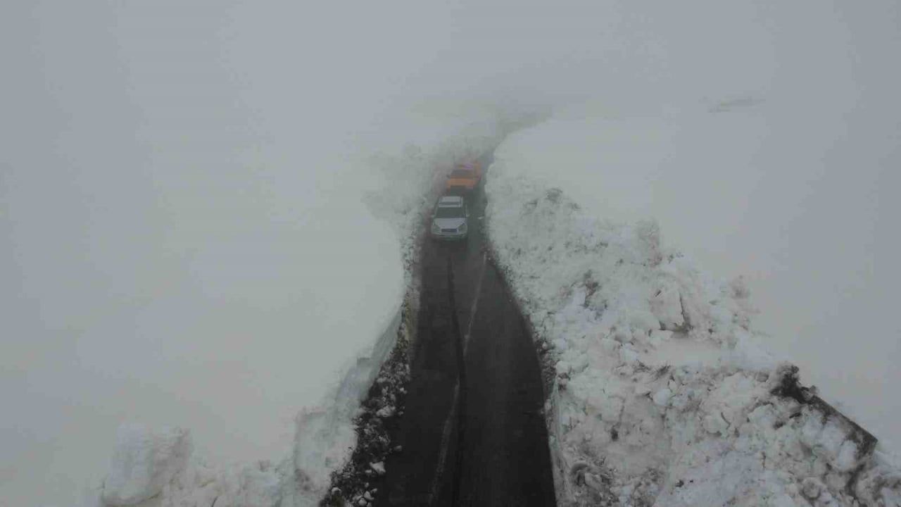Mersin Torosları'nda Karataş'ta 2 metreyi aşan kar; yol açma çalışmaları sürüyor
