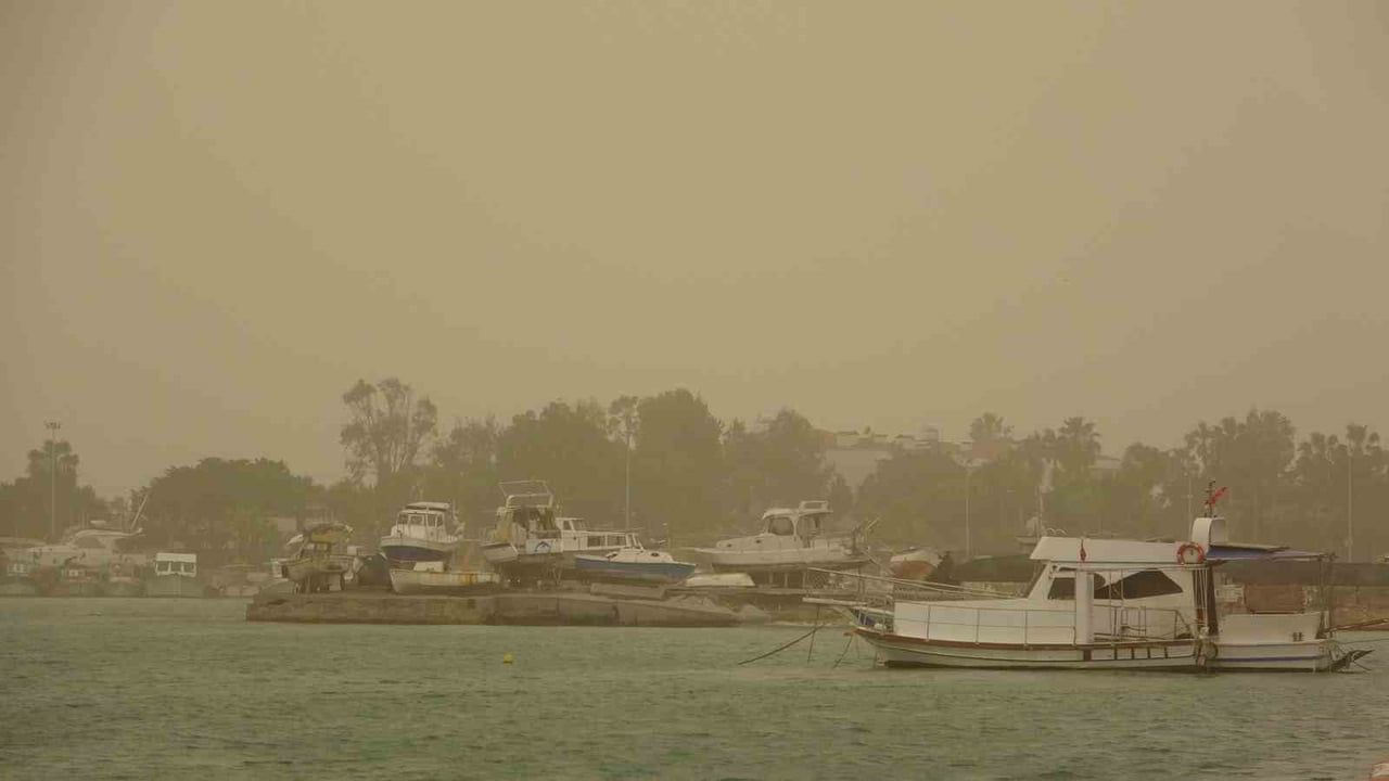 Mersin ve ilçelerinde Libya kaynaklı toz taşınımı etkili oldu