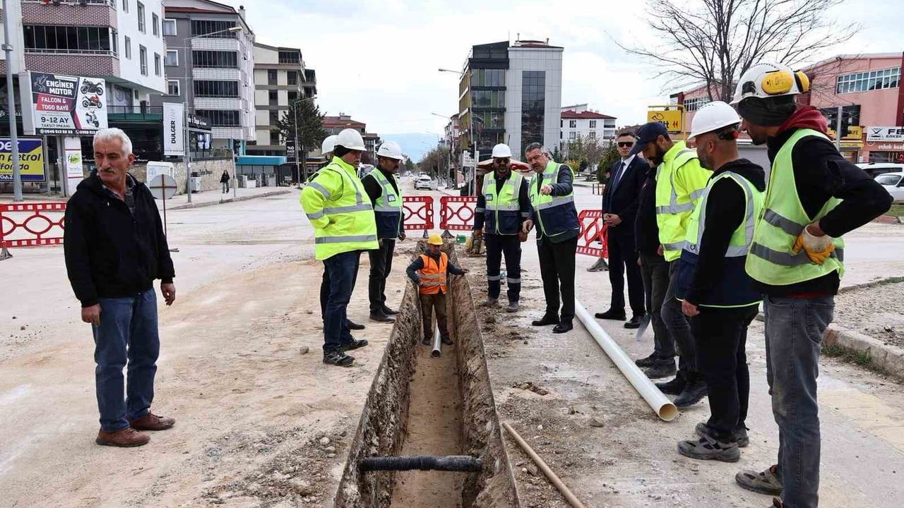 Merzifon'da içme suyu hattı çalışmalarında boru döşeme sürüyor