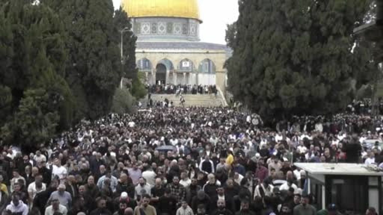 Mescid-i Aksa'da 6 haftanın ardından ilk cuma namazı yaklaşık 100 bin kişiyle kılındı