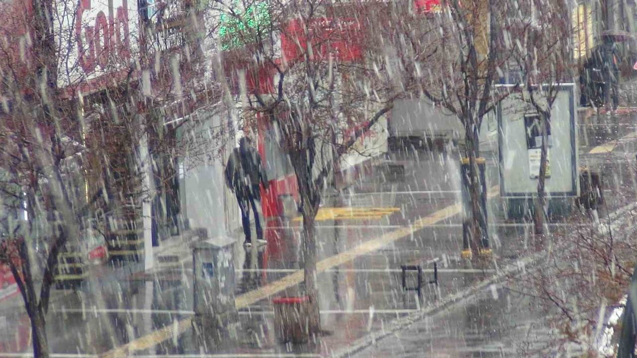 Meteoroloji Uyardı: Kars’ta Lapa Lapa Kar Başladı, Don ve Buzlanma Riski Sürüyor