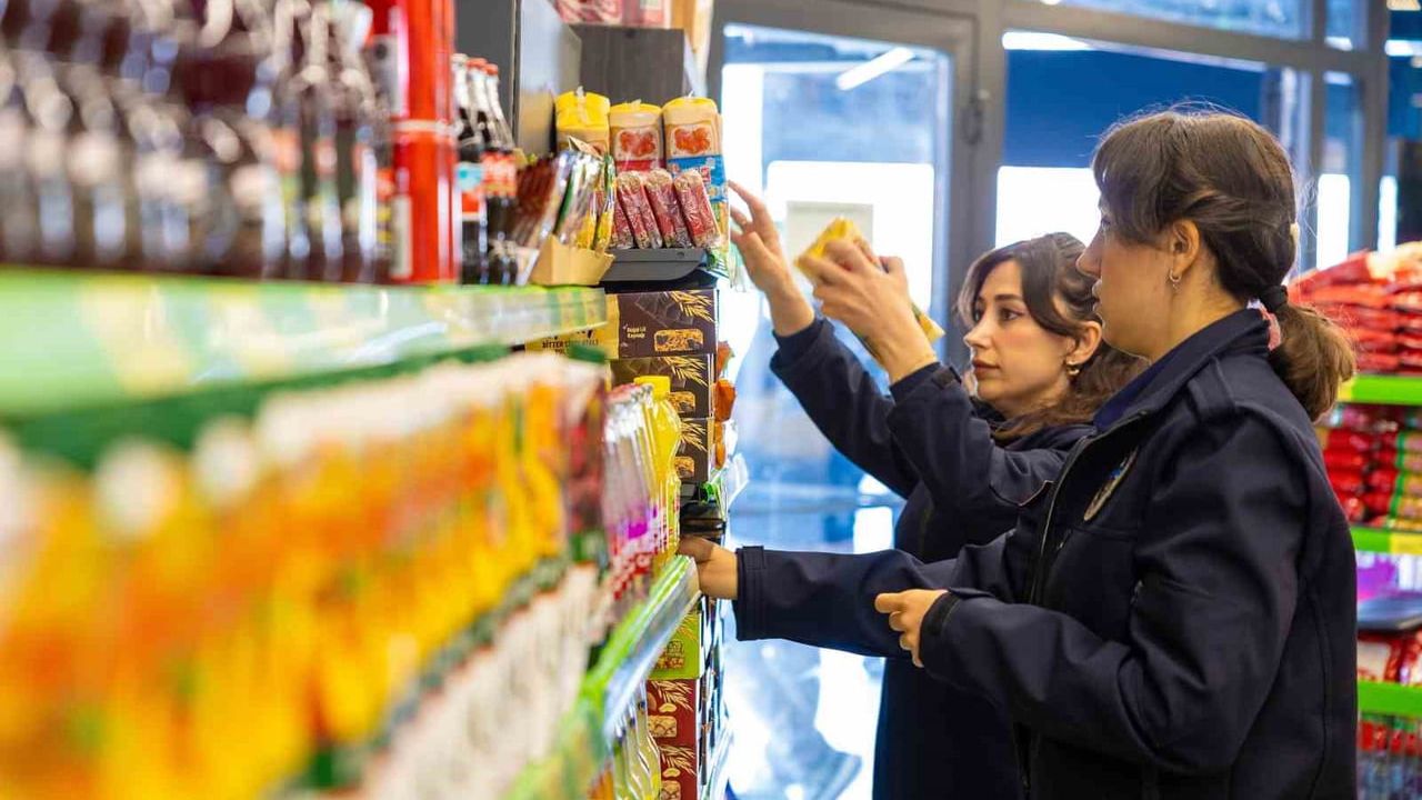 Mezitli Belediyesi denetiminde son kullanma tarihi geçmiş ürünler imha edildi