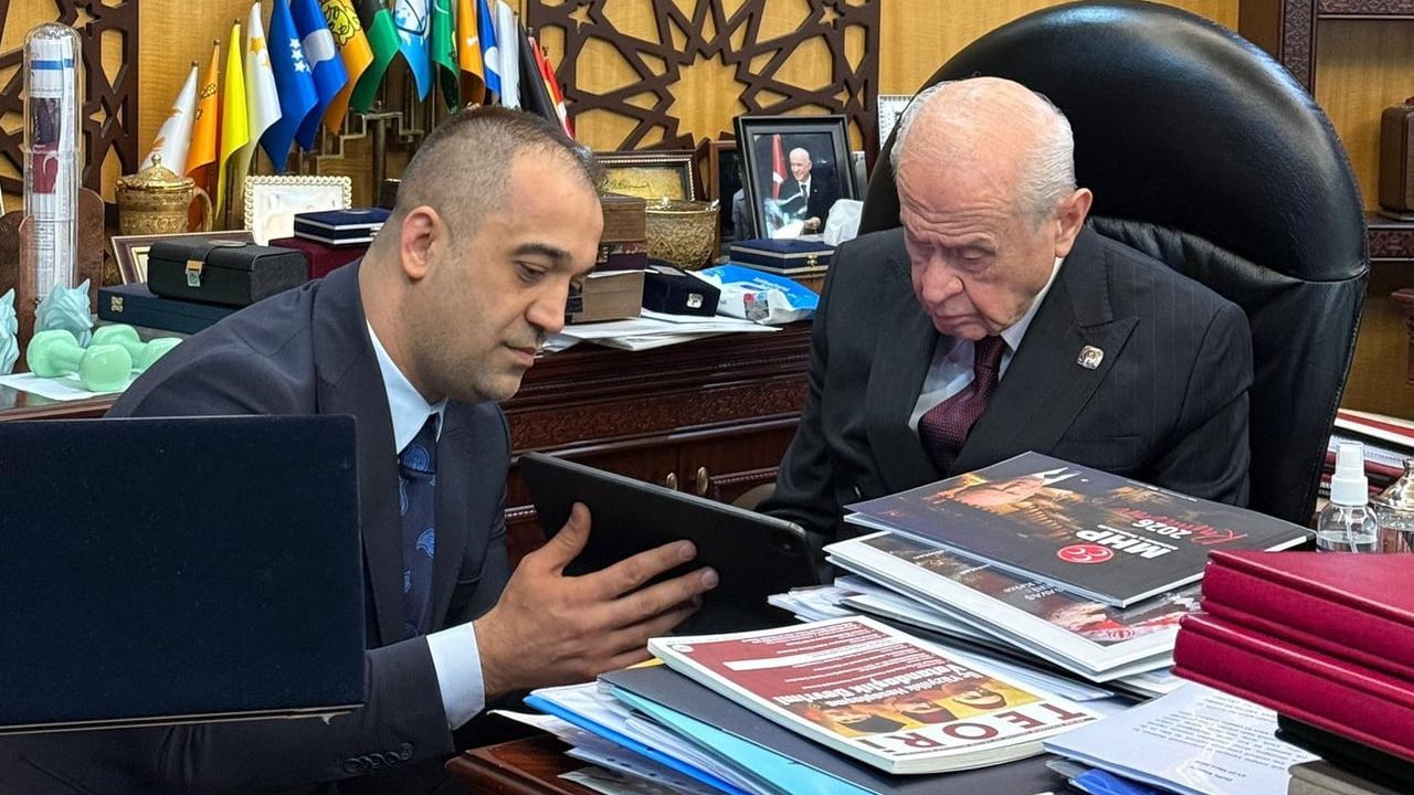 MHP Erzurum İl Başkanı Adem Yurdagül, Devlet Bahçeli'ye Osmanlı Kılıcı Hediye Etti