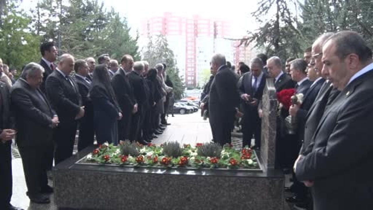 MHP Genel Başkanı Devlet Bahçeli, Alparslan Türkeş'in kabrini ziyaret etti