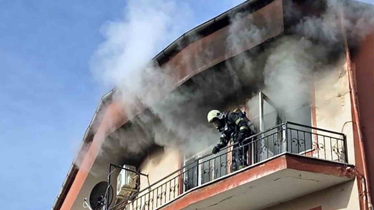 Milas’ta apartman dairesinde yangın: Çocuk odası tamamen yandı, yaralanma yok