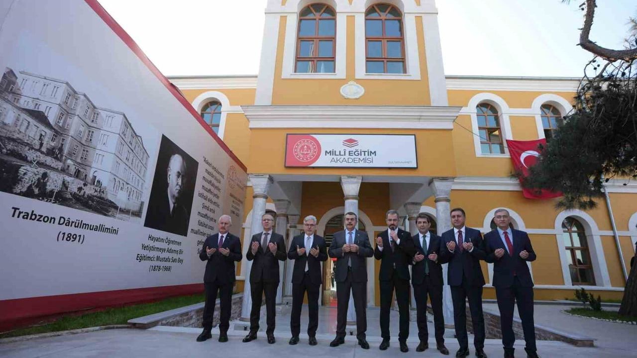 Millî Eğitim Akademisi kapılarını açtı: Bakan Yusuf Tekin’in ilk dersiyle 7 ilde 12 merkezde hazırlık eğitimi başladı