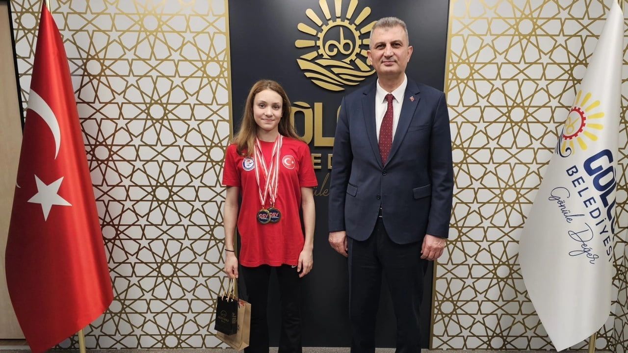 Milli yüzücü Alara Gökalp, Graz'daki çifte şampiyonluğunu Başkan Sezer ile paylaştı