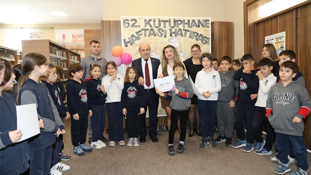 Minik Öğrenciler Şehzadeler Gençlik Evi'nde Kütüphane Sistemi Öğrendi, Kitap Bağışında Bulundu