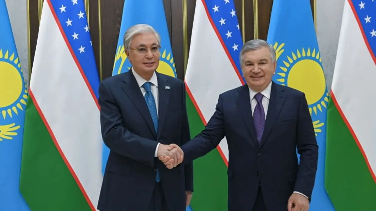Mirziyoyev ve Tokayev Buhara'da Görüştü: Tarihi Arşiv Belgeleri Kazakistan'a Teslim Edildi