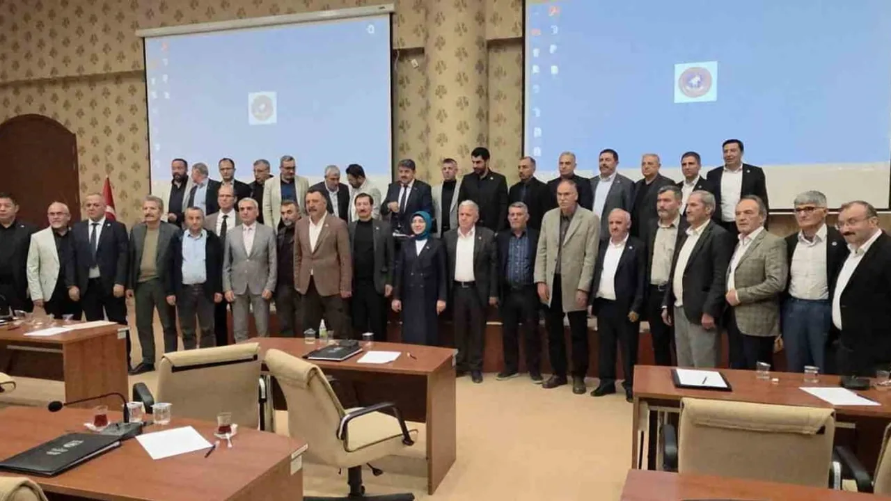 Muammer Özcura oy birliğiyle Kütahya İl Genel Meclisi Başkanı olarak yeniden seçildi