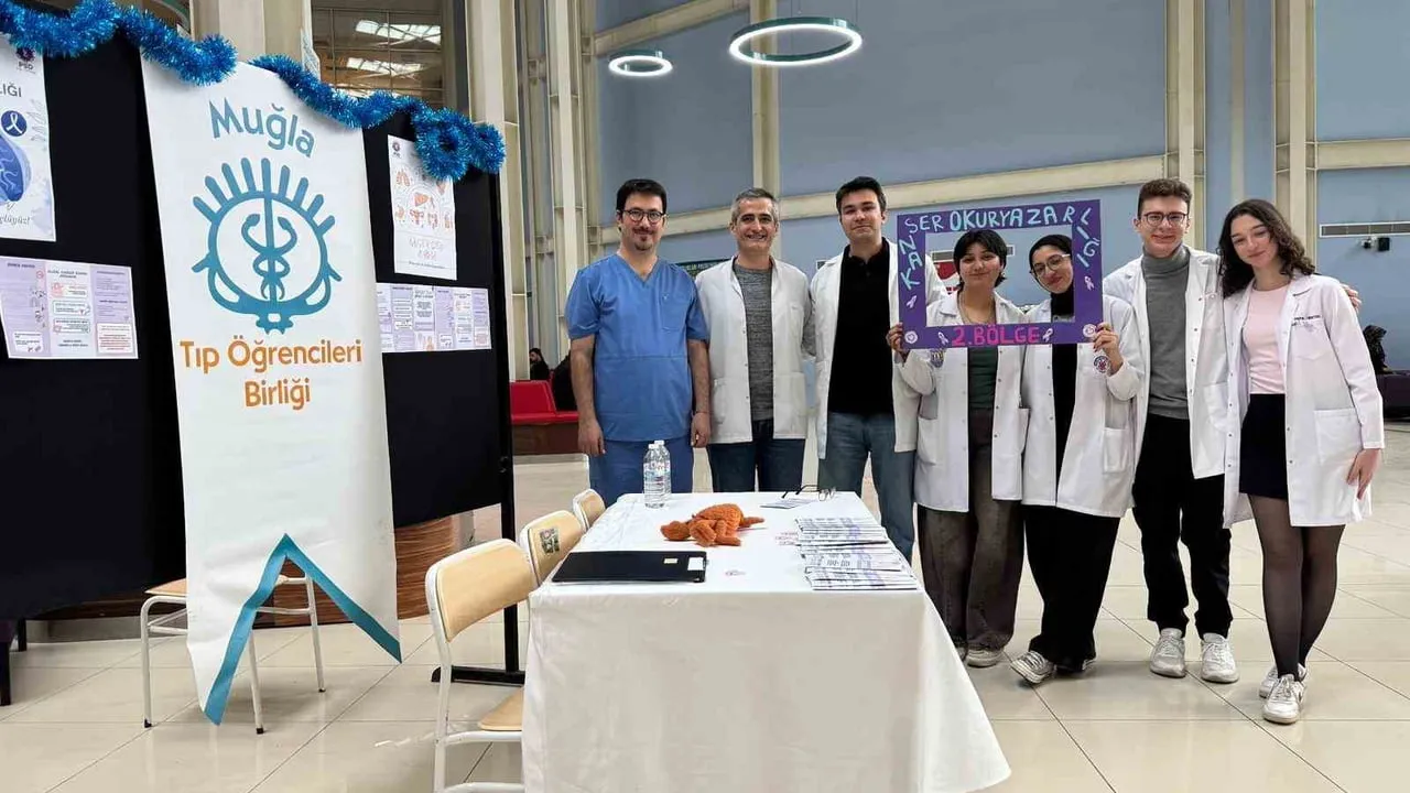 Muğla’da genç tıbbiyelerden 'Kanser Okuryazarlığı' standı ile erken teşhis bilinci artırılıyor