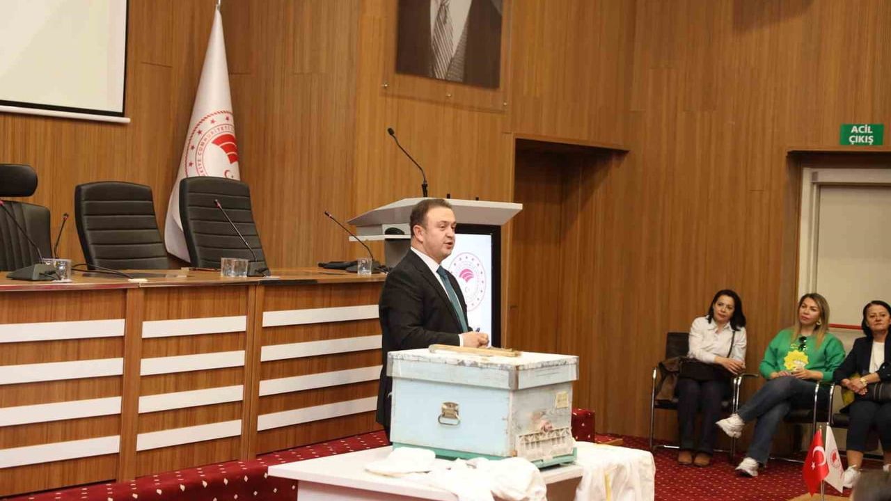 Muğla’da öğrenciler arıları ve sağlıklı beslenmeyi Karagöz ve Hacivat ile öğrendi