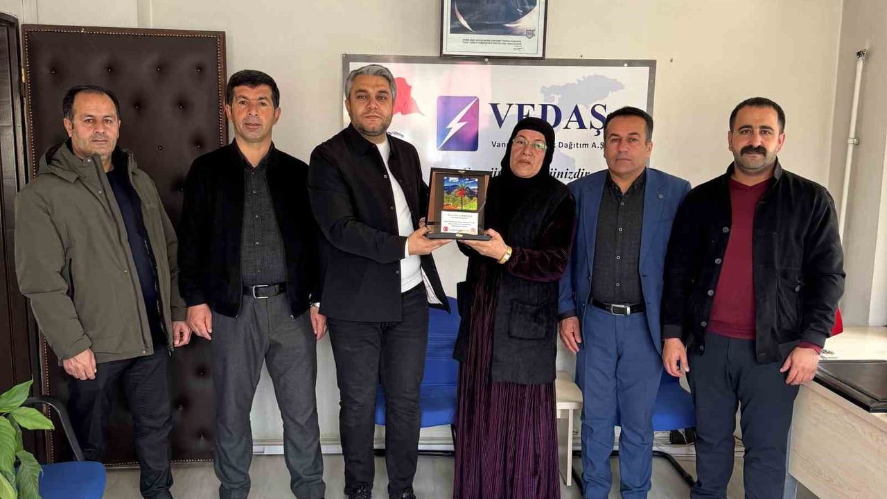 Muhtarlar Şemdinli'de VEDAŞ ekiplerine plaketle teşekkür etti