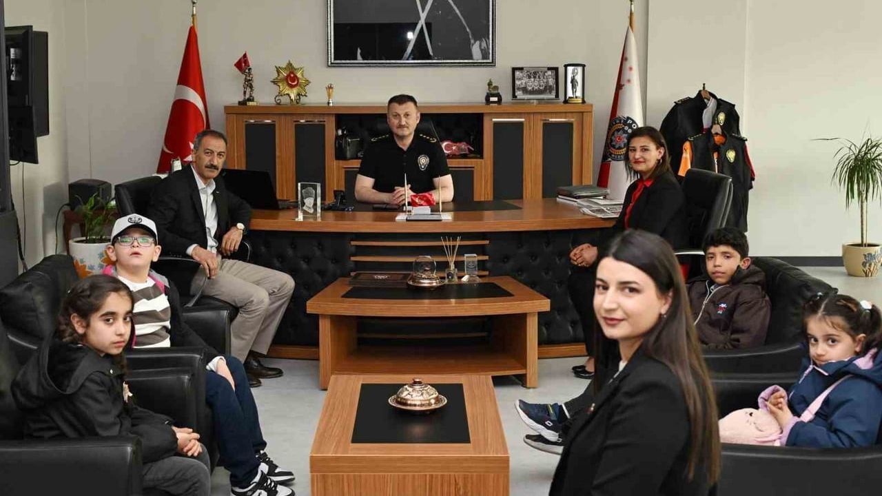 Munzur İlkokulu'ndan Polis Haftası Ziyareti: İl Emniyet Müdürü Zafer Baybaba Makamında Kabul Etti