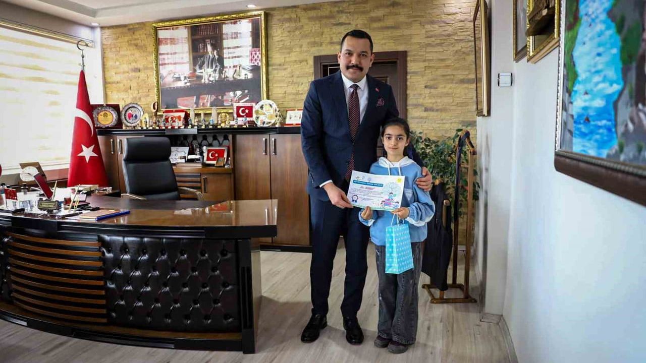 Muradiye'de 62. Kütüphane Haftası: Kaymakam ziyaretinde 'Kütüphane Kurdu' belgeleri verildi