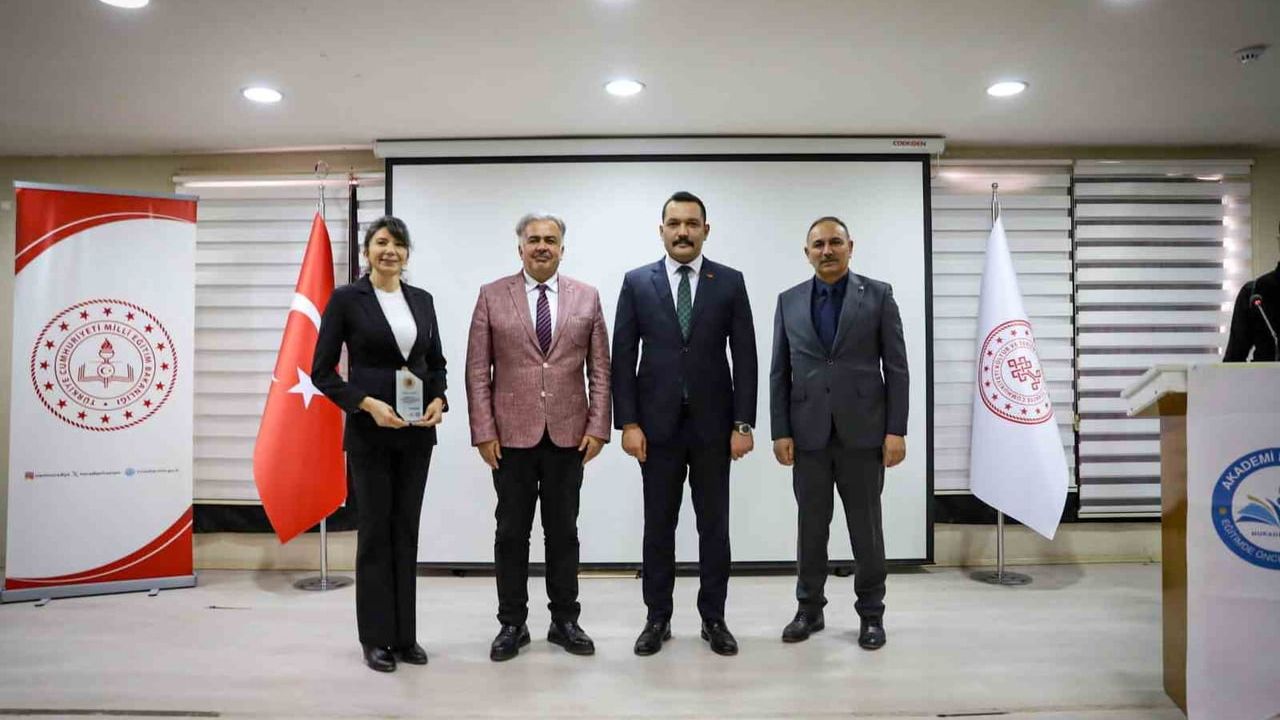 Muradiye'de 'Eğitim Yönetiminde Liderlik, Vizyon ve Yönetim' semineri düzenlendi