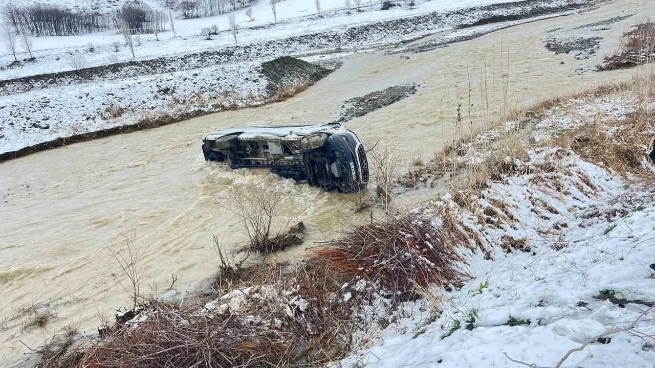 Muş Korkut'ta kar yağışı nedeniyle minibüs dereye uçtu: 8 yaralı