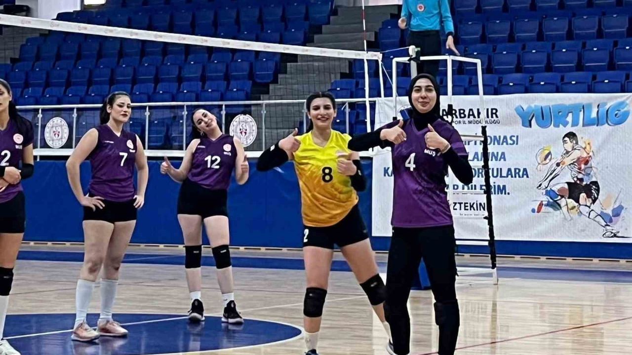 Muş Sultan Alparslan Yurdu Kız Voleybol Takımı YurtLig'te yarı finale yükseldi
