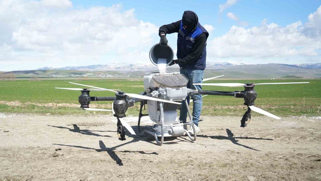 Muş’ta 42 bin dönümlük arazide dronla gübreleme: Alparslan Tarım verim ve zaman tasarrufu hedefliyor