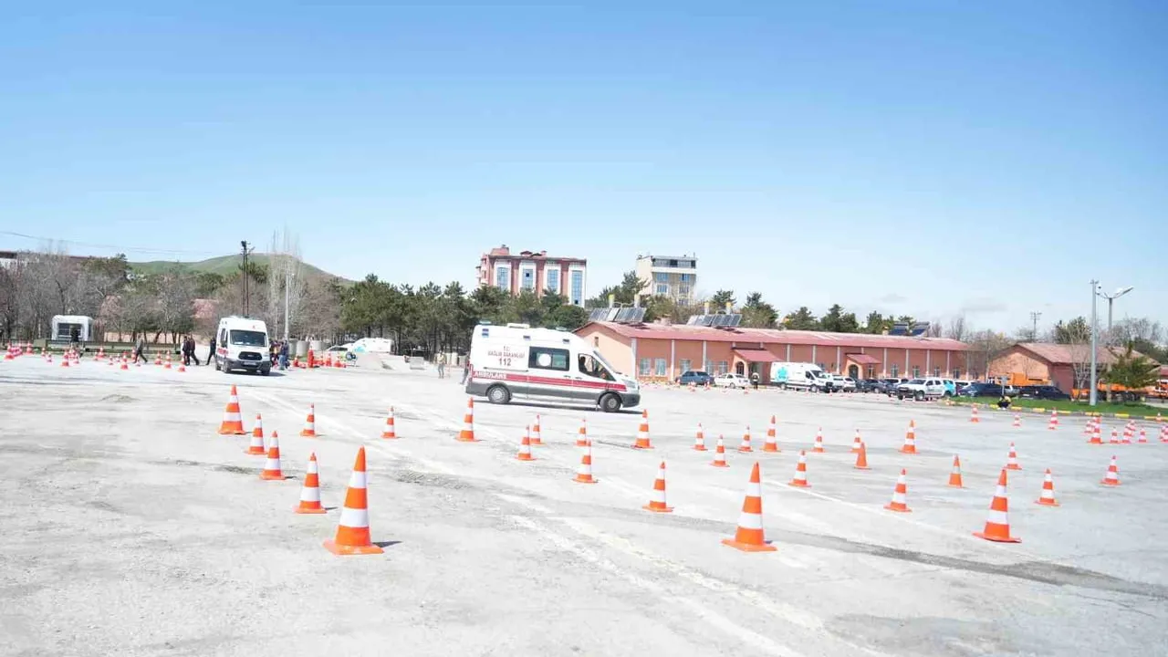 Muş'ta Ambulans Sürüş Güvenliği Eğitimi: Zorlu Yol ve Hava Koşullarına Hazırlık