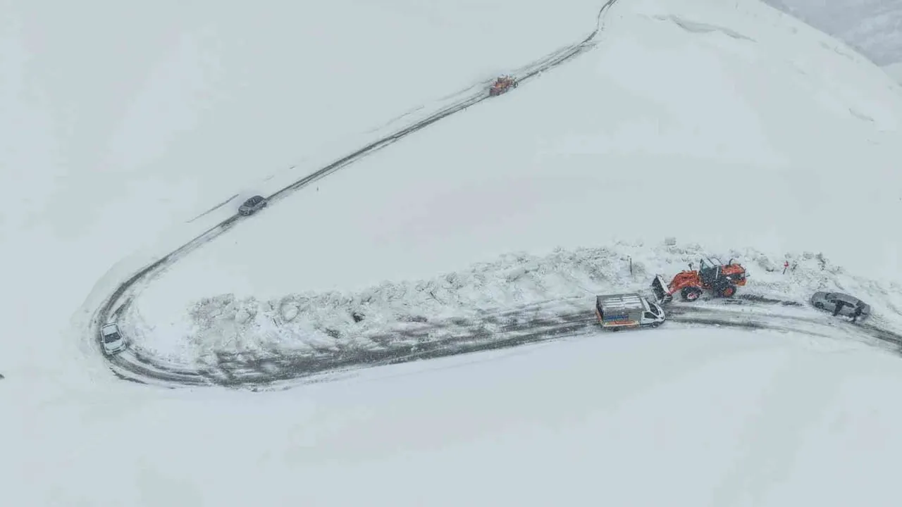 Muş’ta Hasköy-Mutki yolunda kar ve tipi nedeniyle mahsur kalan 50 kişi kurtarıldı